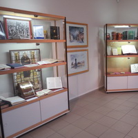museum vitrines 200